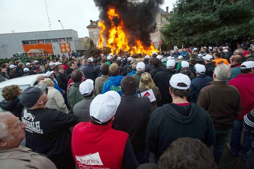 бунт фермеров. голландские фермеры залили навозом площадь. машины в ганновере обкидали навозом. бунт фермеров во франции. слусарь сила фермеров протест.