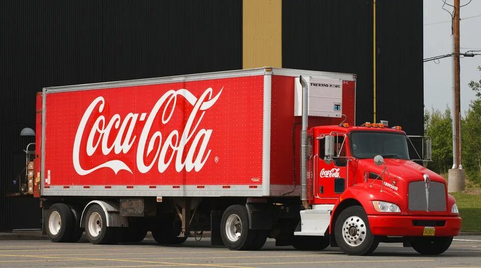 Автомобили кока колы. Вольво фл 220 кока кола. Фура coca cola сбоку. Модель грузовика coca cola. Стилизованные фургоны coca cola пляжные.