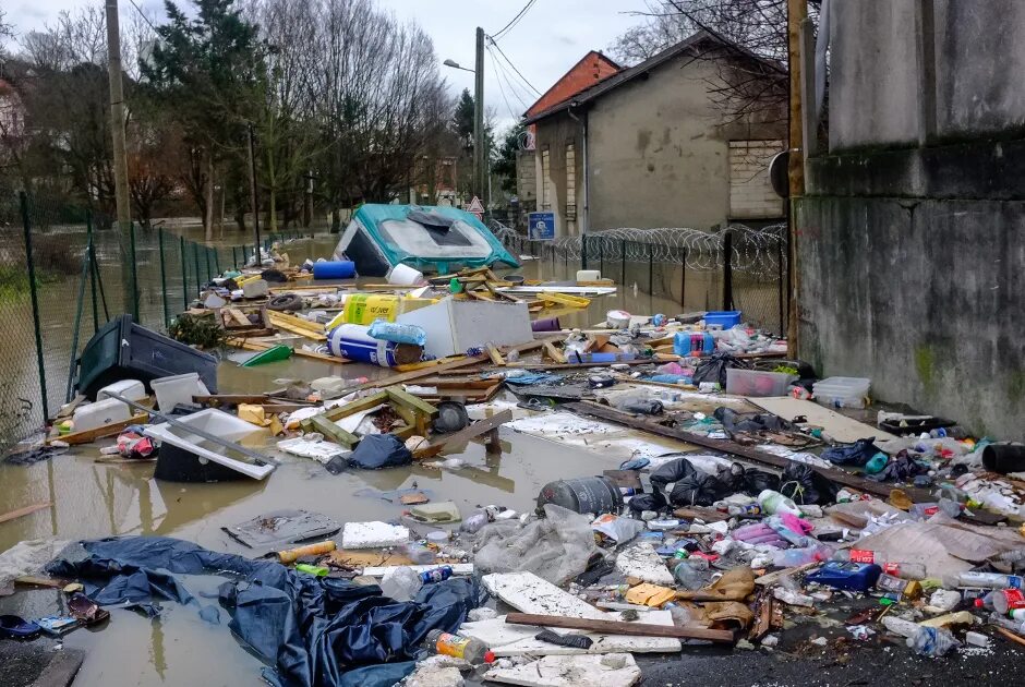 После долгих дождей. Затопленная мусорке. Мусорка половодье. Франция утопает в мусоре.