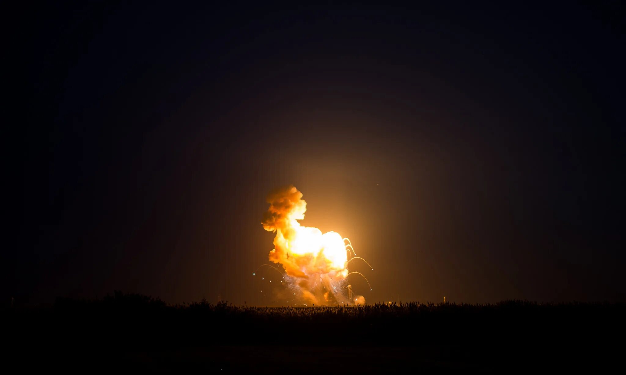 Антарес взрыв. Взрыв ракеты Антарес. Взрыв ночью. Взрыв в небе.