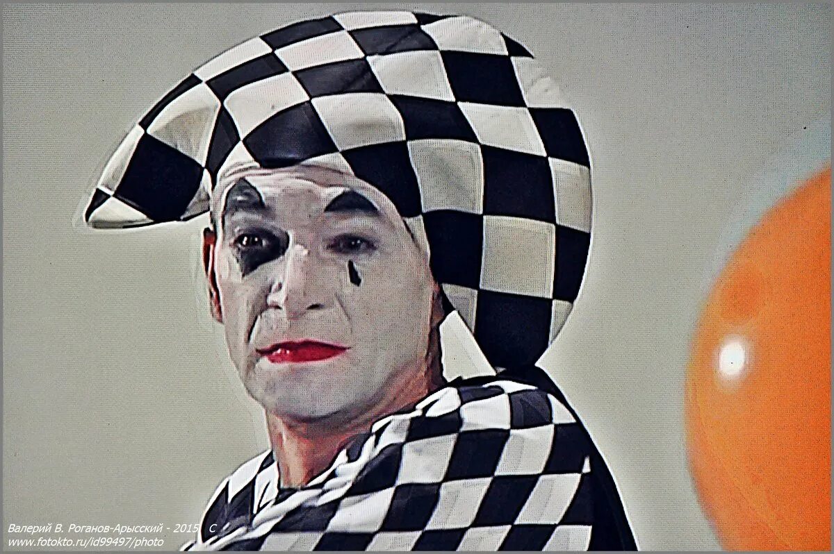 Арлекин сайт. Колпак арлекина. Арлекин косплей геншин. Арлекин сайт. Арлекино арлекино арлекино.