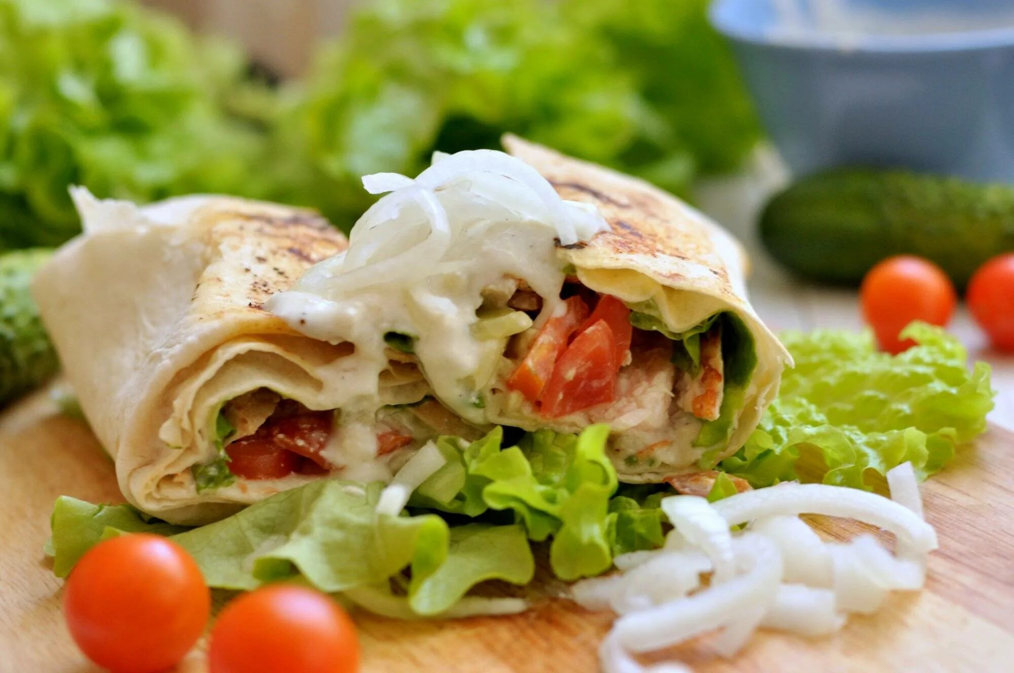 Роллы из лаваша. Шаверма в лаваше в домашних. Лаваш с курицей и овощами. Лаваш с курицей и овощами. Тортилья цезарь.