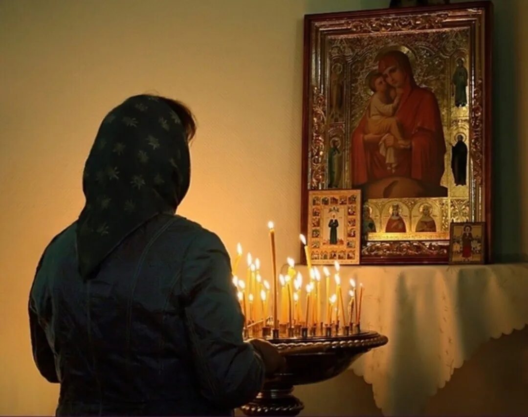 Мужчина в храме. Они молятся или молятся. Люди в храме. Мужчина и женщина молятся. Руки молящегося.
