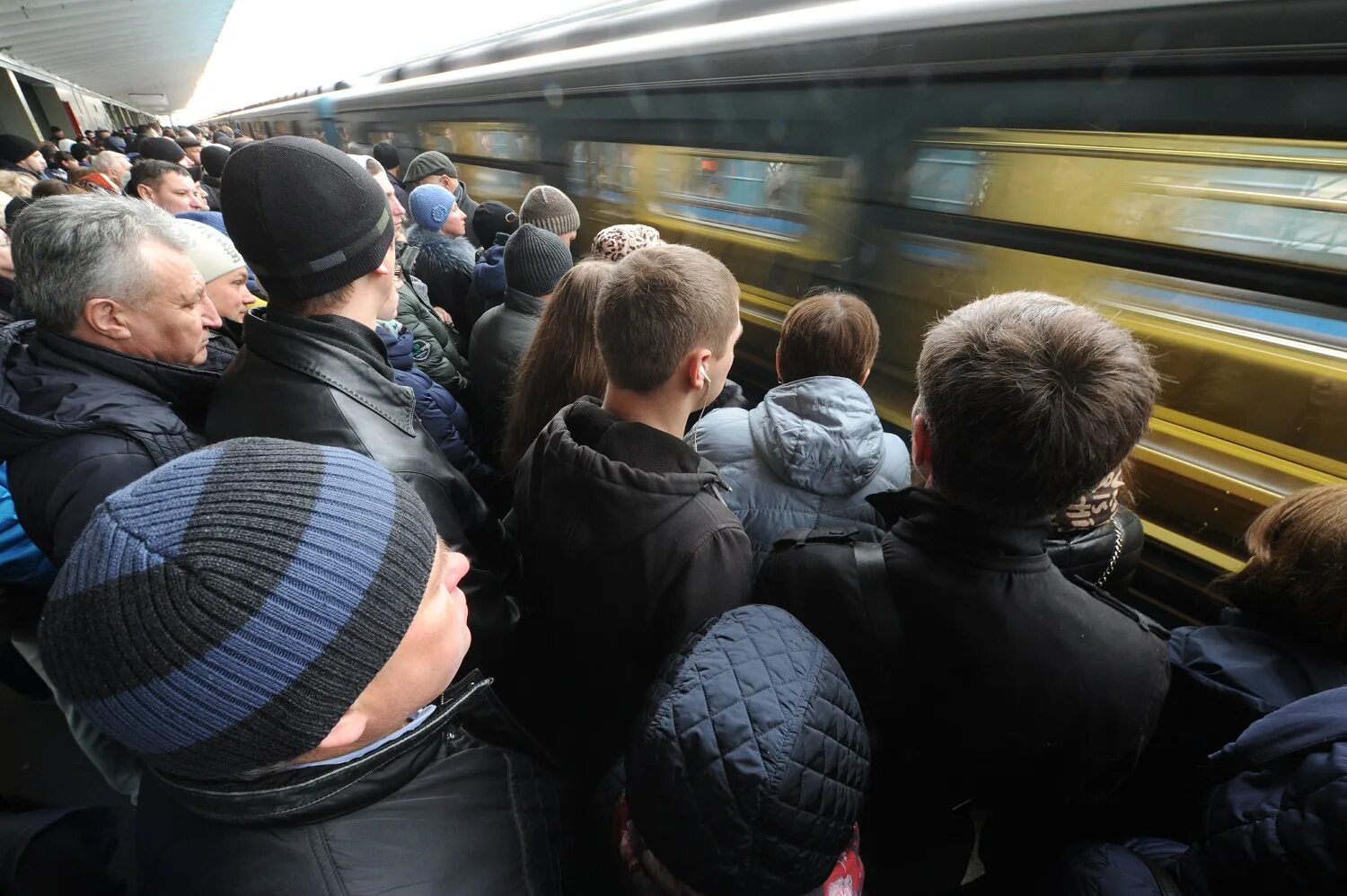 Сколько пассажиров в метро. Станция метро Выхино час пик. Давка в метро час пик Москве. Час пик в метро в Москве. Давка в метро Выхино.