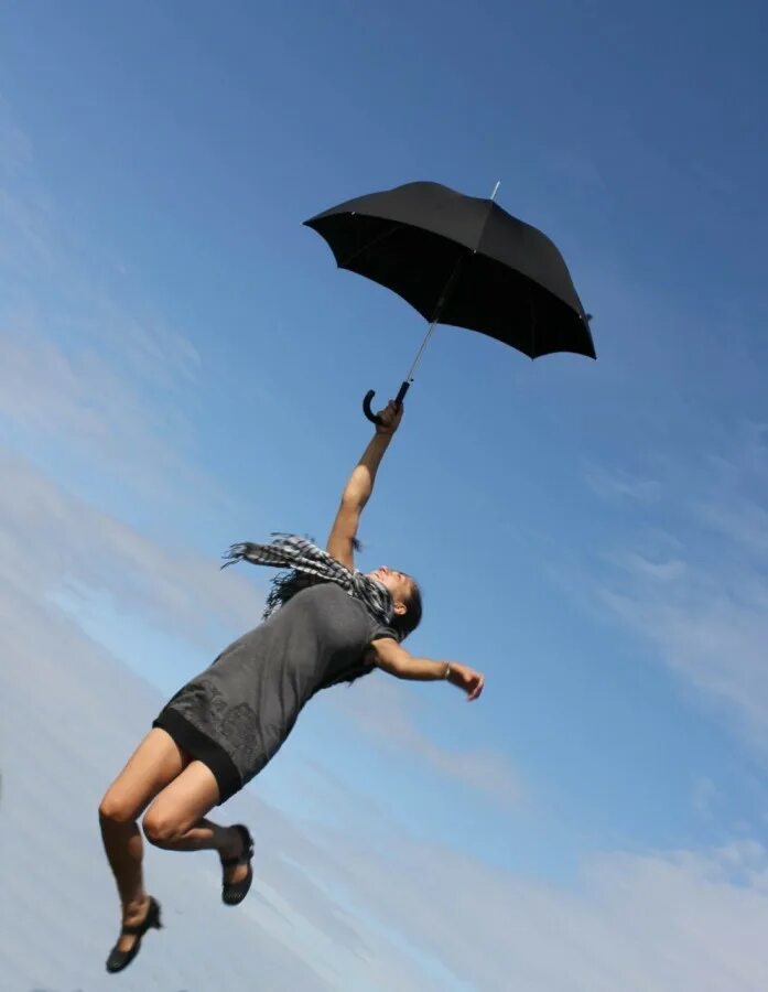 Включи летающий человек. Летающий зонтик. Человек летит на зонтике. Летающий человек. Полет на зонтике.