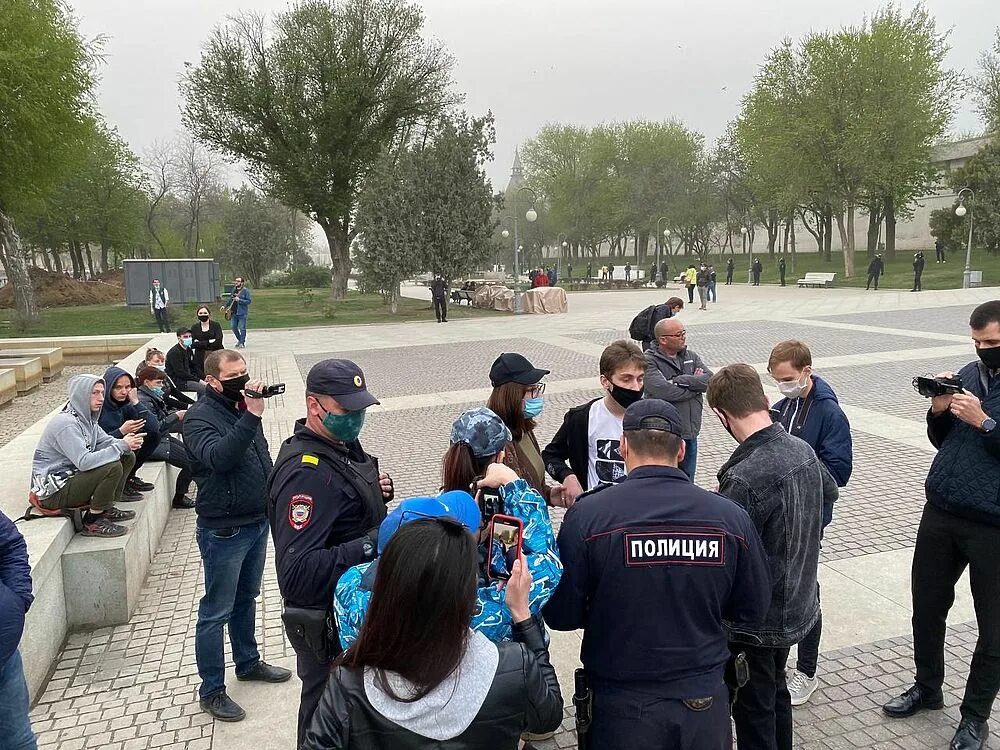 В астрахани задержали в день траура. Навальный в Астрахани. Задержание в Астрахани сегодня. Задержание митинг Алексеевой Людмилы 2009 31 декабря. Дефицит кадров в Астрахани.