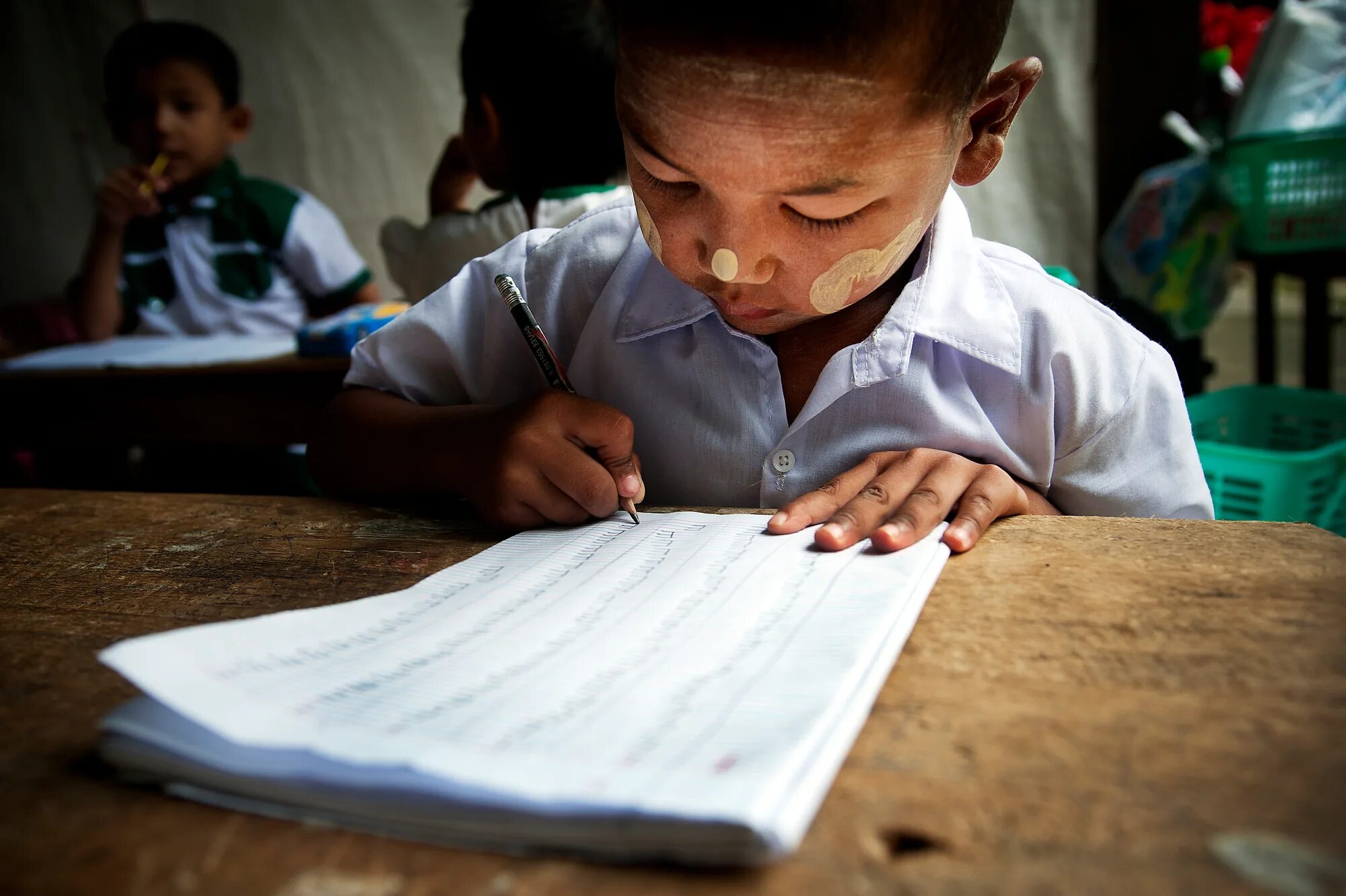 Оон несовершеннолетние. Дети учатся ООН фото. Children and Literacy. Более 770 млн взрослых людей в мире не умеют читать и писать – ЮНЕСКО. ЮНЕСКО: 10% населения земли не умеют читать или писать.