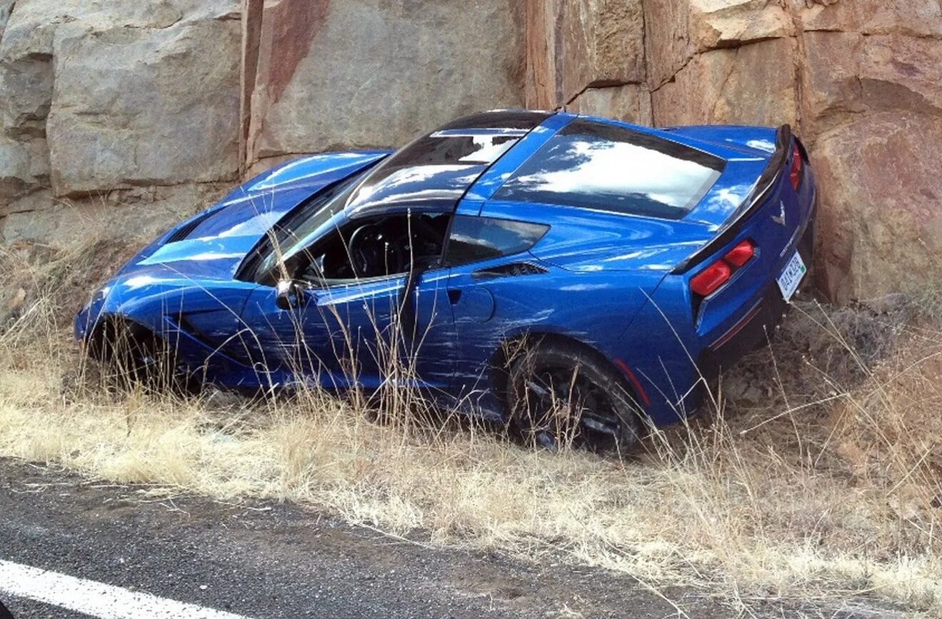 Разбитые новые машины. Chevrolet Corvette Аризона. Разбитый Корвет Шевроле Корвет. Chevrolet Corvette crash Test.