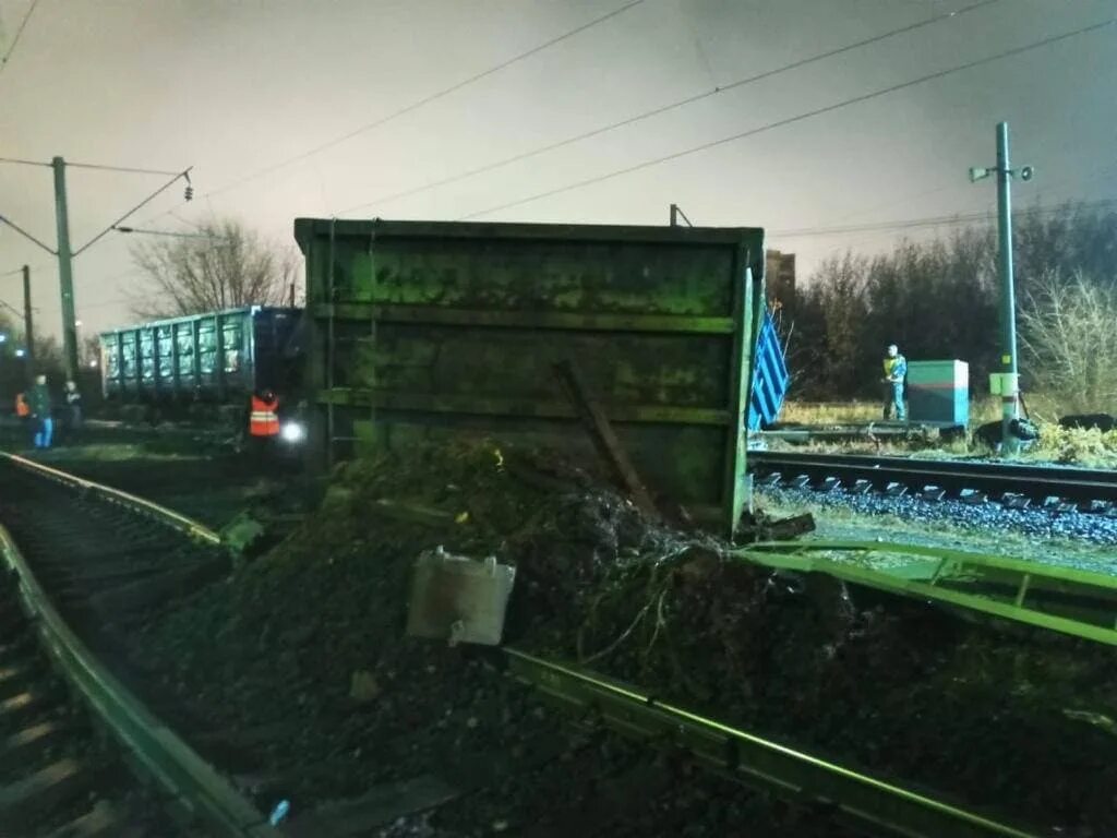 Восстановительный поезд станции оренбург. Двухэтажный вагон 1905. Станция оренбург 2000. Вагон оренбург. В оренбург сход вагона с рельс.