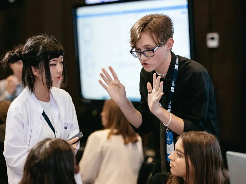 Фантастический город. Темно зеленый город. Счастливые люди на фоне мегаполиса. Мегаполис звонок. Мрачный город.