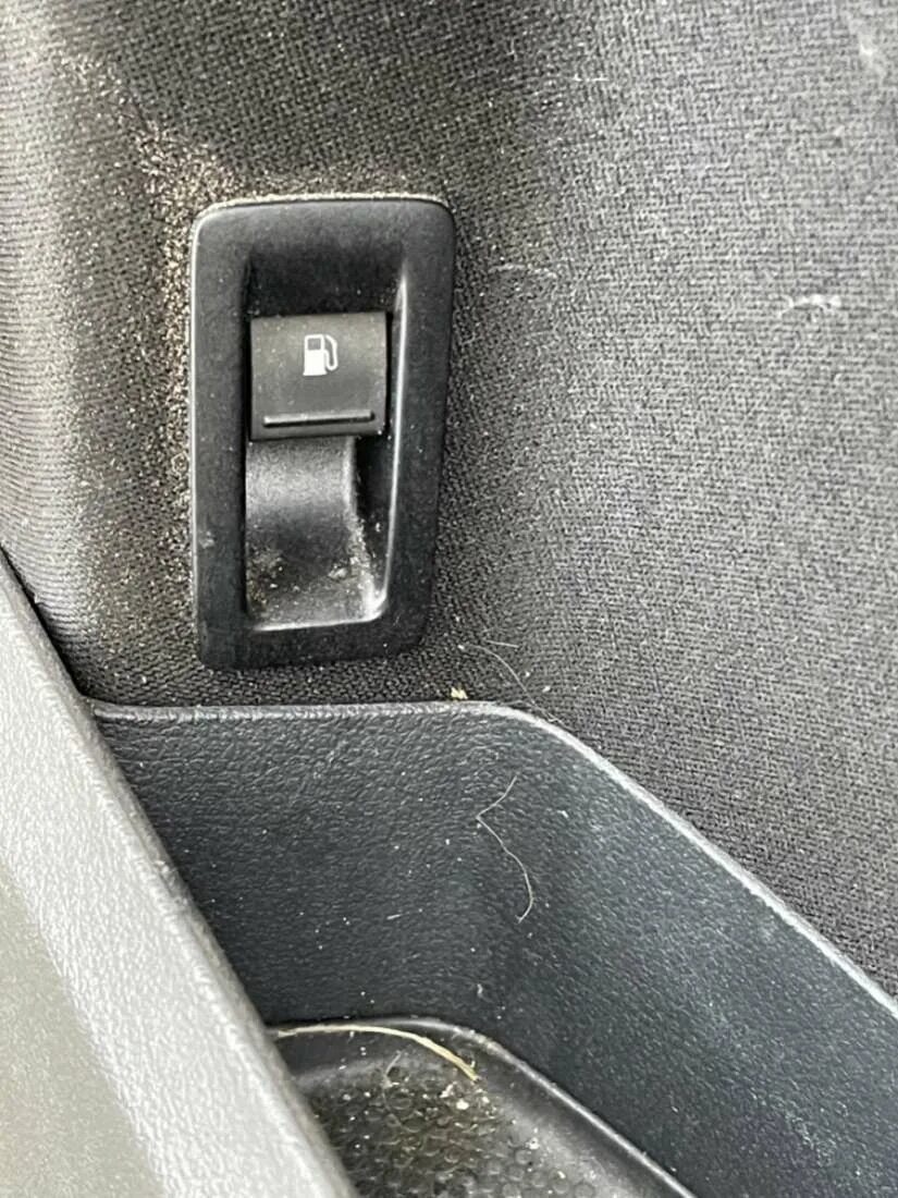 Кнопка бензобака фольксваген поло. Кнопка открывания бака volkswagen polo. Кнопка открытия бензобака фольксваген поло. Volkswagen polo 1995 кнопка абс. Фольксваген поло 2014 кнопка открывания бака.