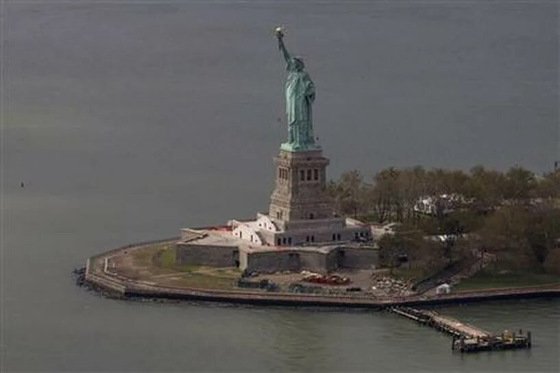 Молния попала в статую свободы. Гудзон и статуя свободы. Ураган Сэнди статуя свободы. Остров свободы Нью-Йорк. Статуя свободы в Нью Йорке после шторма.