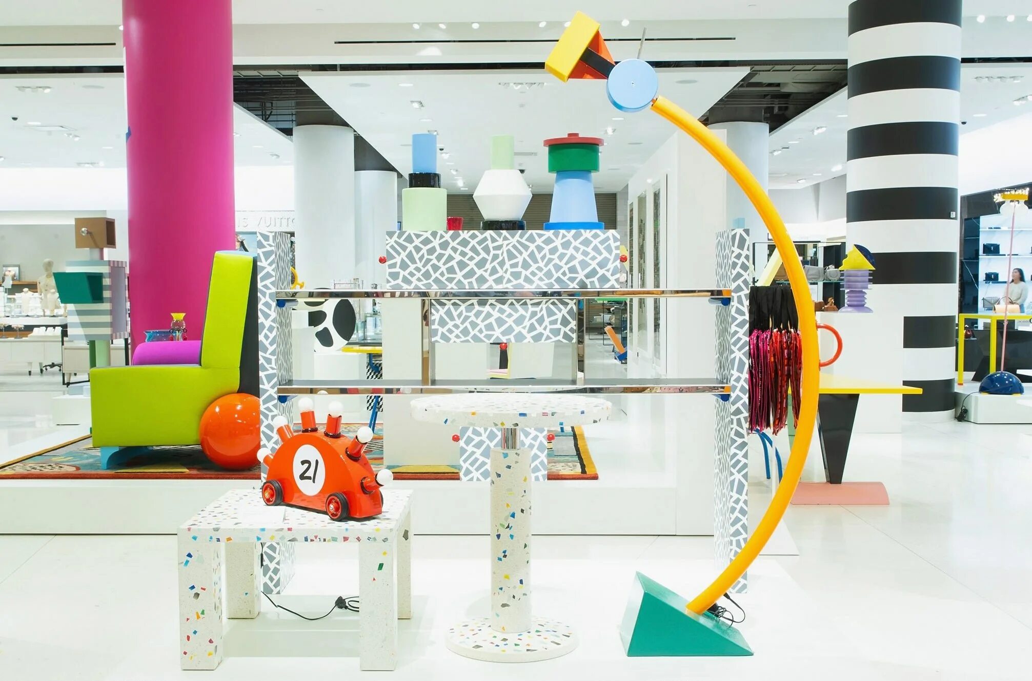 Стиль мемфис. Джонатан адлер мебель. Нео мемфис спальня. Мемфис стиль. Нео мемфис кафе.