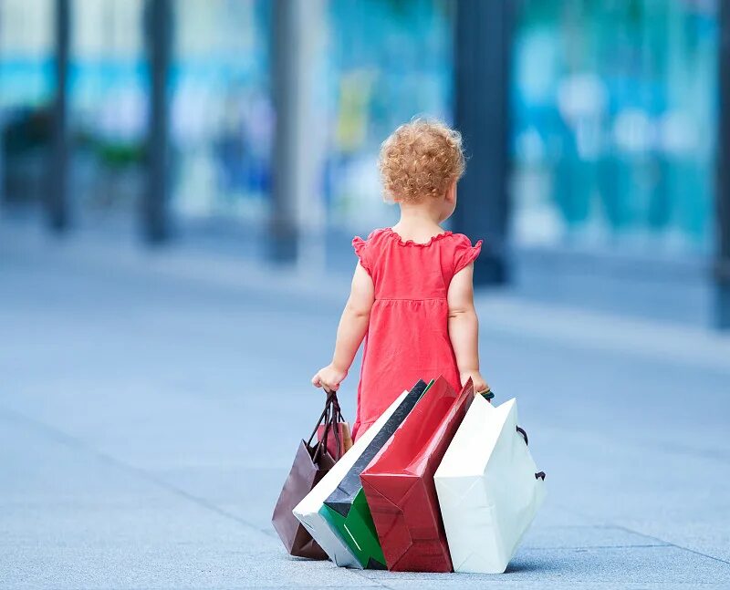 рюкзак для подростка. парень с чемоданом. фотосессия предложение руки и сердца. курьер с коробкой в руках. выйти нести.