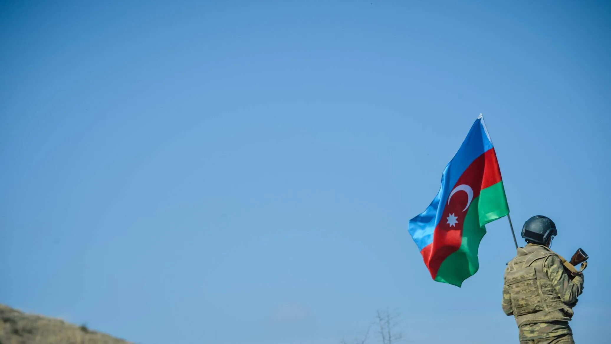 Азербайджан запретил. Солдаты Азербайджана. Азербайджанский солдат. Флаг азербайджанской армии. Азербайджанский солдат с флагом.