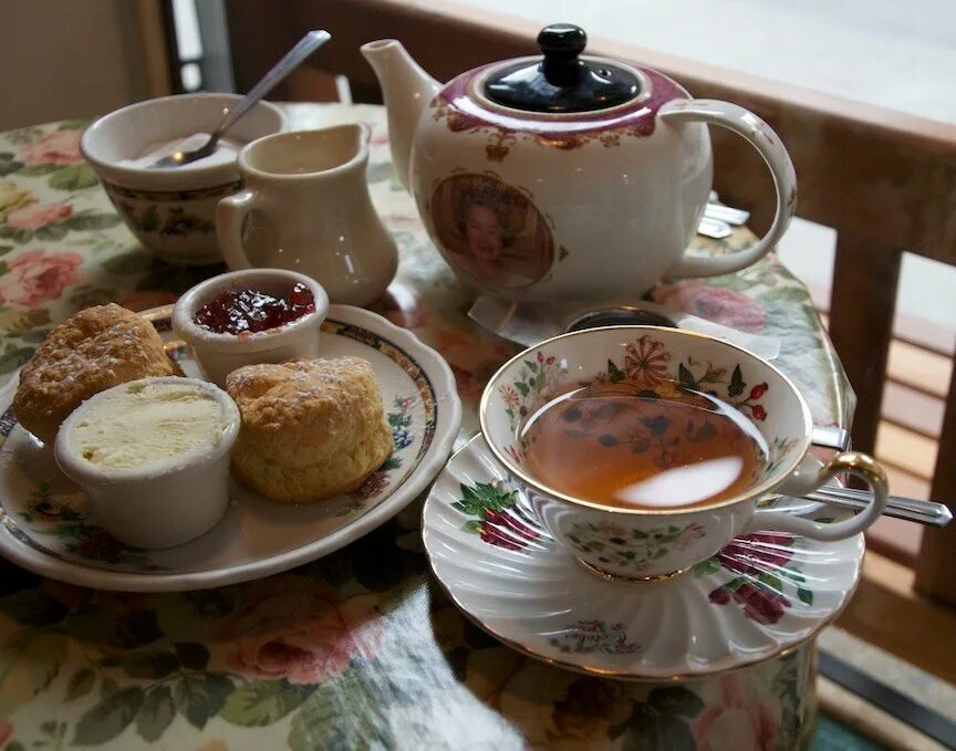 Традиции чаепития в Великобритании. Традиции Великобритании чайная церемония. Чайная церемония в Великобритании. Английский чай. Чаепитие на английском