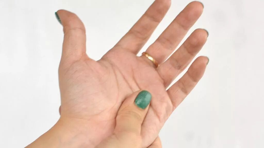 Немеют пальцы рук мизинец и безымянный. Безымянный палец левой руки. Мудра от давления высокого. Дергается средний палец. Дергается указательный палец.