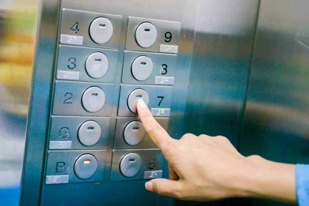 Number of floors. Кнопки лифта. Панель с кнопками в лифте. Кнопки лифта старые. Нажимает на кнопку лифта.