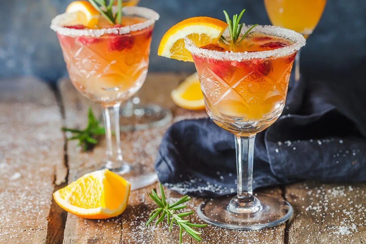 Апельсиновый крюшон. Mimosa Cocktail. Коктейль с апельсином. Безалкогольные коктейли. Бокал шампанского и апельсины