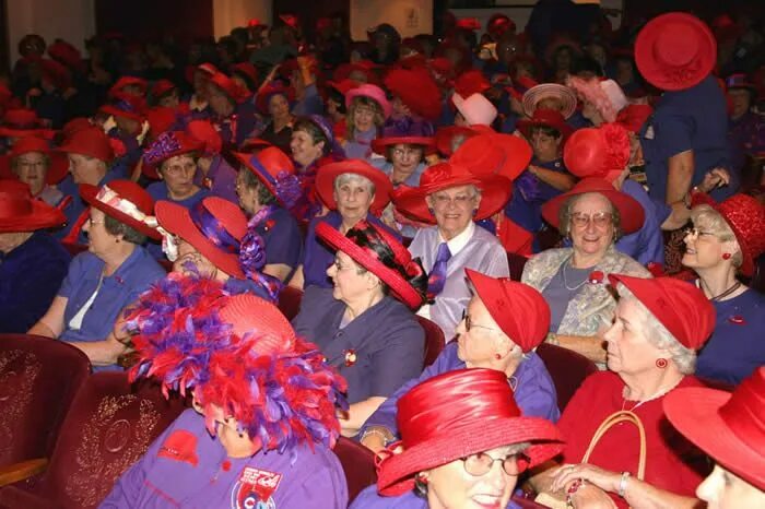 День «общества красных шляпок» (Red hat Society Day). День общества красных шляпок 25 апреля. Толпа и красная шляпка. Общество красных шапочек.