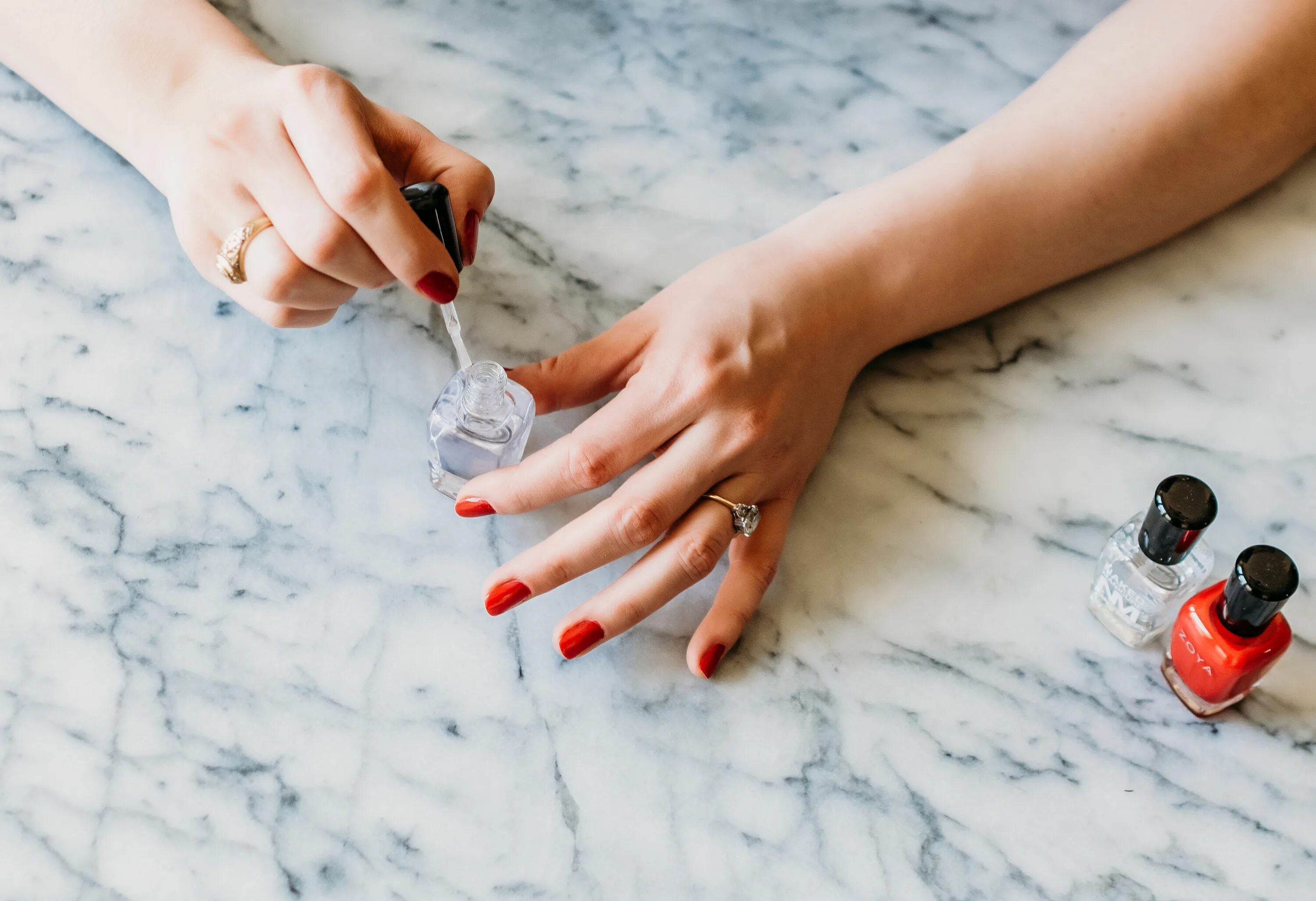 Как отмыть лак от одежды. Лак для ногтей фон. маникюр с мыльным раствором. nail polish фильм 2025. лак для ногтей шиле.