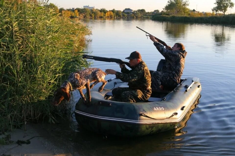 Охота рыбалка ру. Охота на утку с лодки. Лодка для охоты на уток. Лодка охотник. Надувная лодка охотник.