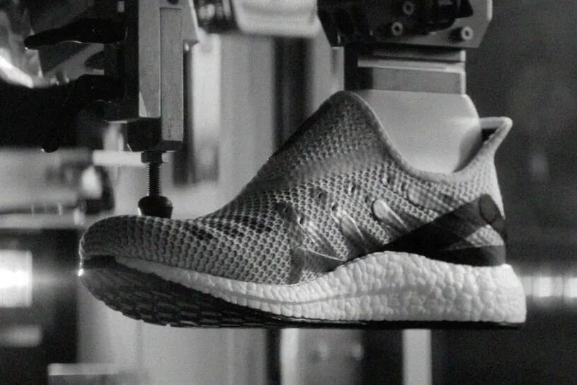 Производство кроссовок адидас. Завод adidas SPEEDFACTORY. Роботизированная фабрика adidas. Оборудование для изготовления кроссовок. Адидас кроссовки роботы.