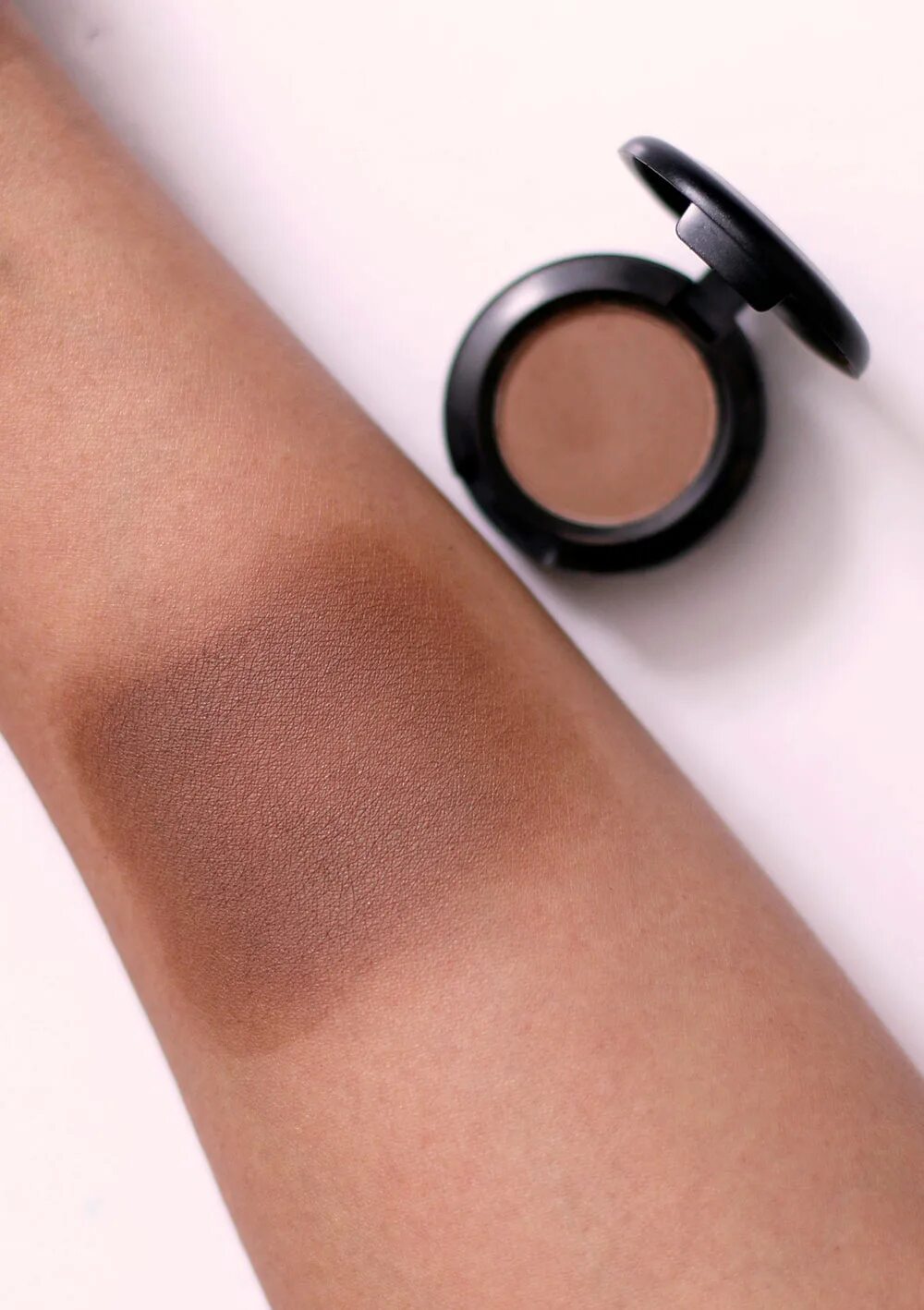Mac eye. Mac cork тени. тени mac what clout. mac kid свотч. mac shadow swatches.