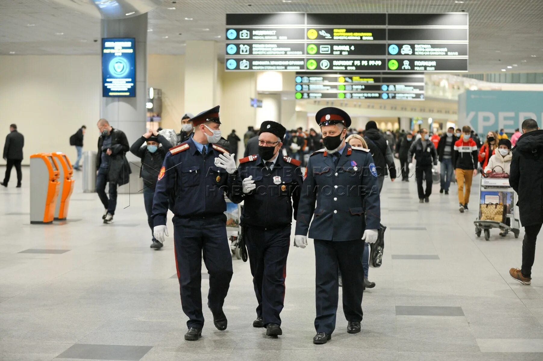 Что творится в аэропортах москвы сегодня. Казаки Домодедово. Военные в аэропорту Домодедо. Казаки Внуково. Казаки в аэропорту.