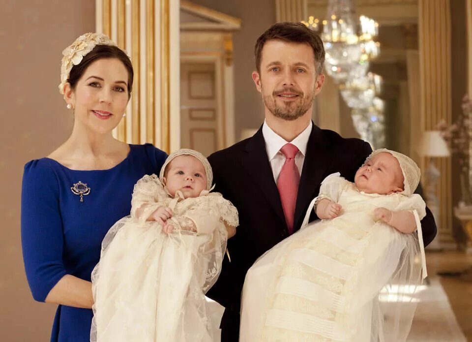 Королевская двойня. Двойняоеи мальчик и девочка. Разнополая двойня. С рождением близнецов. Королевская двойня что это.