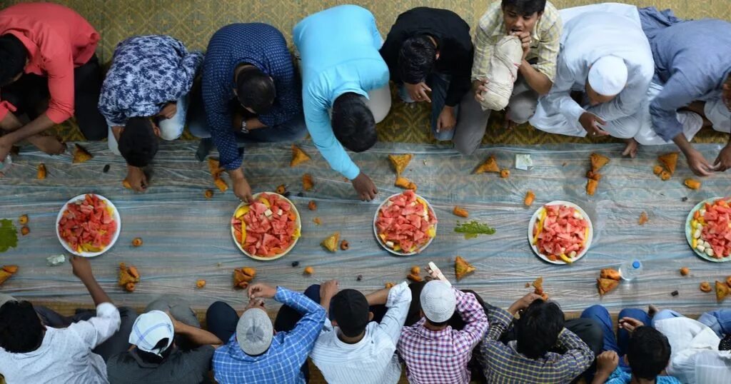 Ифтар с семьей узбекистан. Сладости на ураза байрам. Еда мусульман. Ифтар что это в исламе. Рамазан ифтар еда.