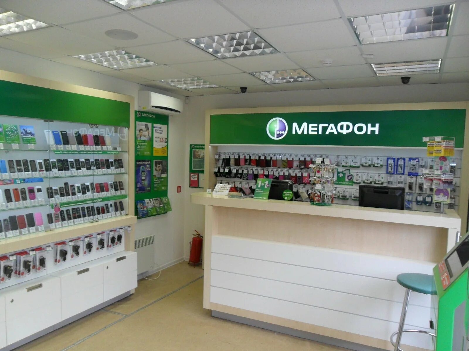 Салон мегафон пермь. Смартфон за 1 рубль мегафон. Телефон мегафон. Акции в мегафоне на смартфоны. Мегафон связь с оператором.