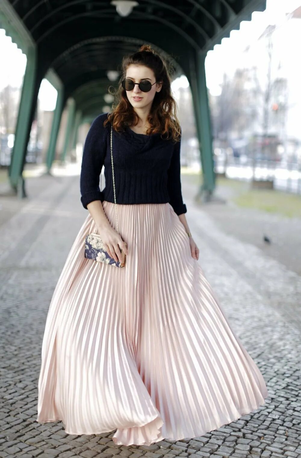 длинная черная плиссированная юбка. с чем носить длинную юбку плиссе. с чем носить длинную юбку плиссе. плиссированная юбка макси. 2020.