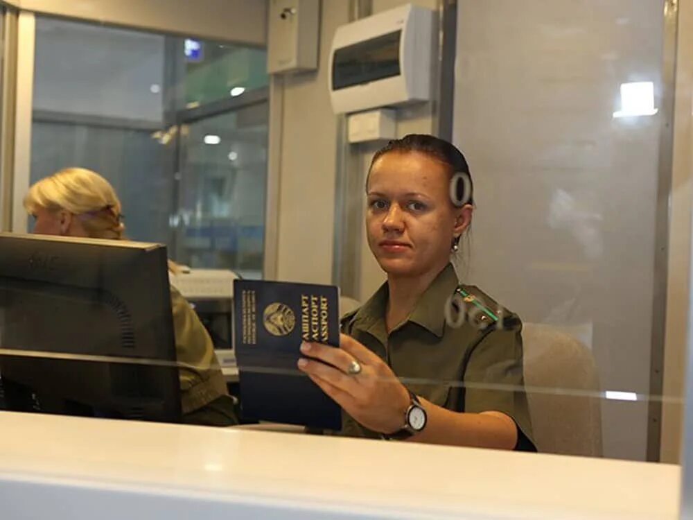 Паспортный контроль. Пограничники в аэропорту. Погранконтроль в аэропорту. Пограничный паспортный контроль.