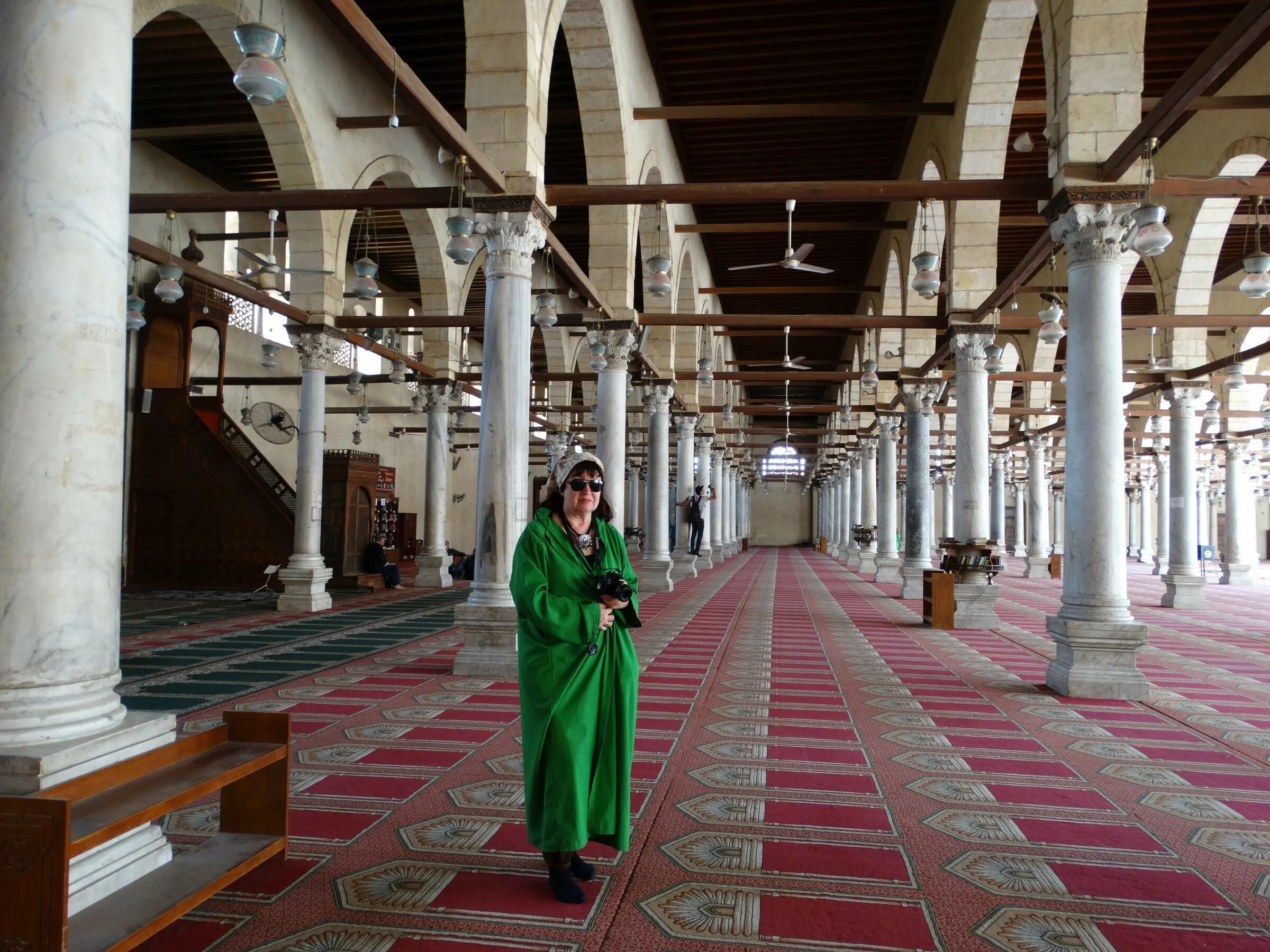 порядок посещения мечети. девушка в мечети. правила мечети для женщин. шейх абу даби сейчас. правила мечети для женщин.