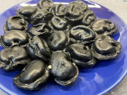 Черные пельмени
