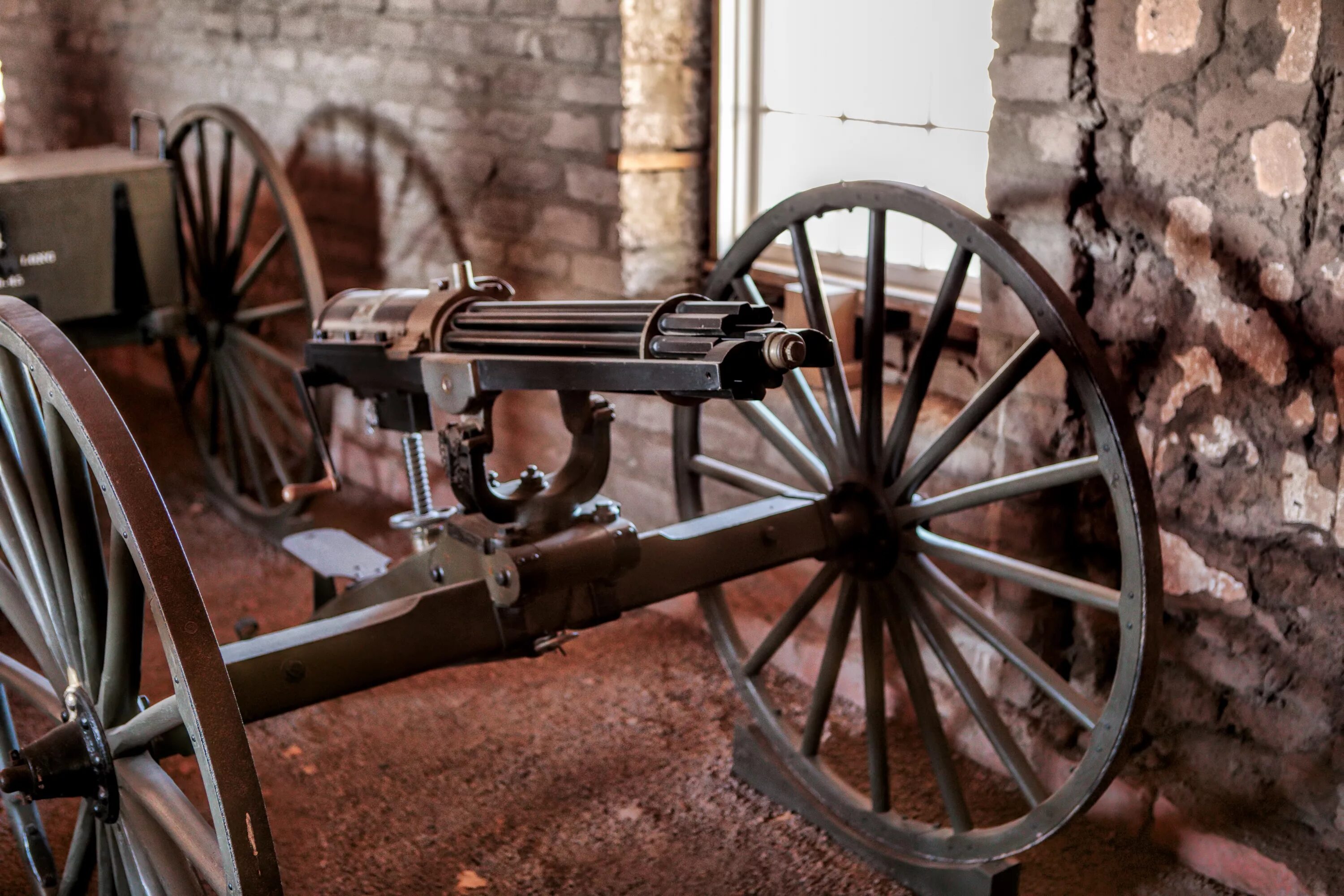 пулемёт максим русско японской. пулемёт максима 1886. картечница гатлинга 1862. первый пулемет изобрел. пулемёт гатлинга 1862.