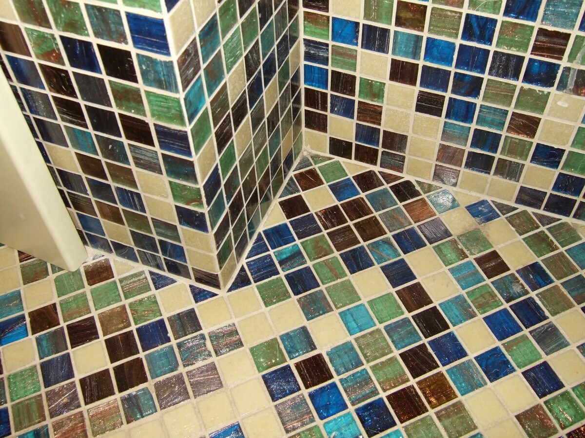 Углы мозаикой. Укладка керамической мозаики. Укладка мозаичной плитки. Мозаика на полу в ванной. Мозаичная плитка для пола в ванной.
