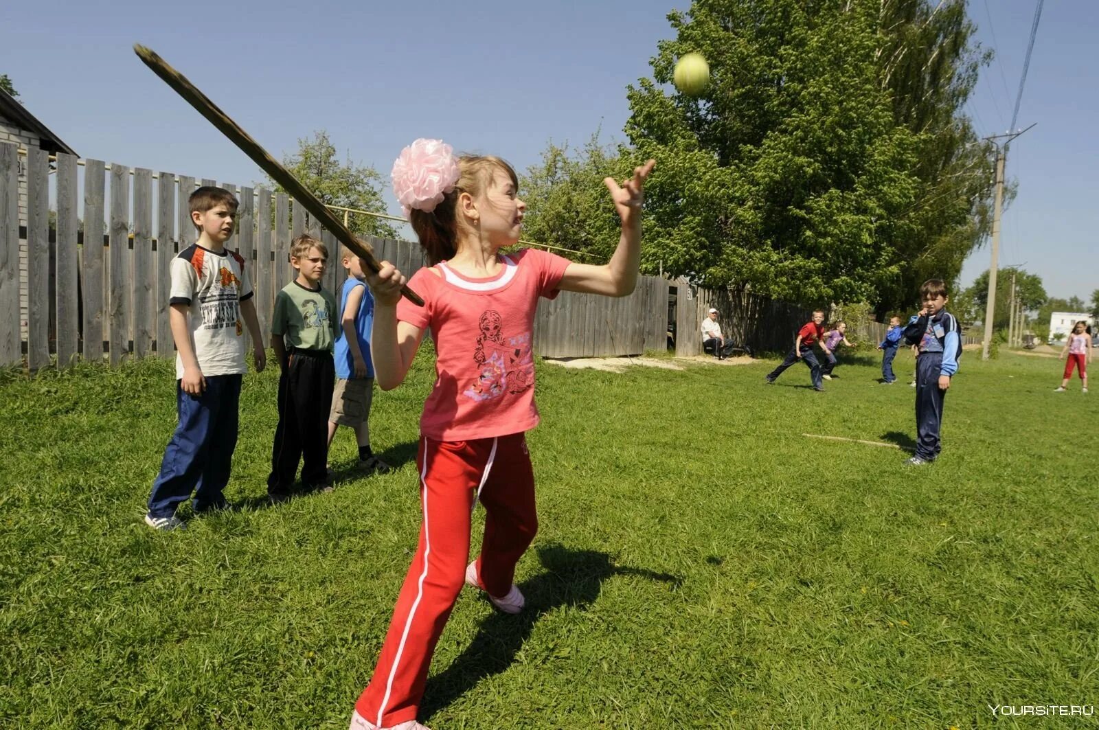 Спортивная лапта. Лапта русская народная игра. Русская народная спортивная игра лапта для детей.