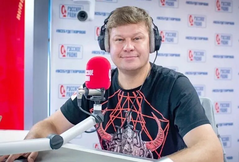 Комментатор комментирует матч. Комментатор комментирует матч