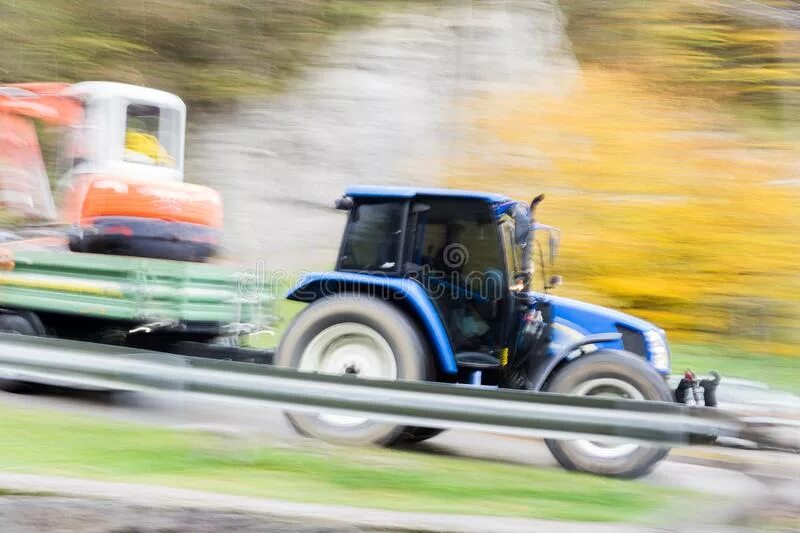 Трактор движется по прямой дороге. Трактор в движении. Скорость трактора. Скоростной трактор. Движение трактора на 3 колёсах.