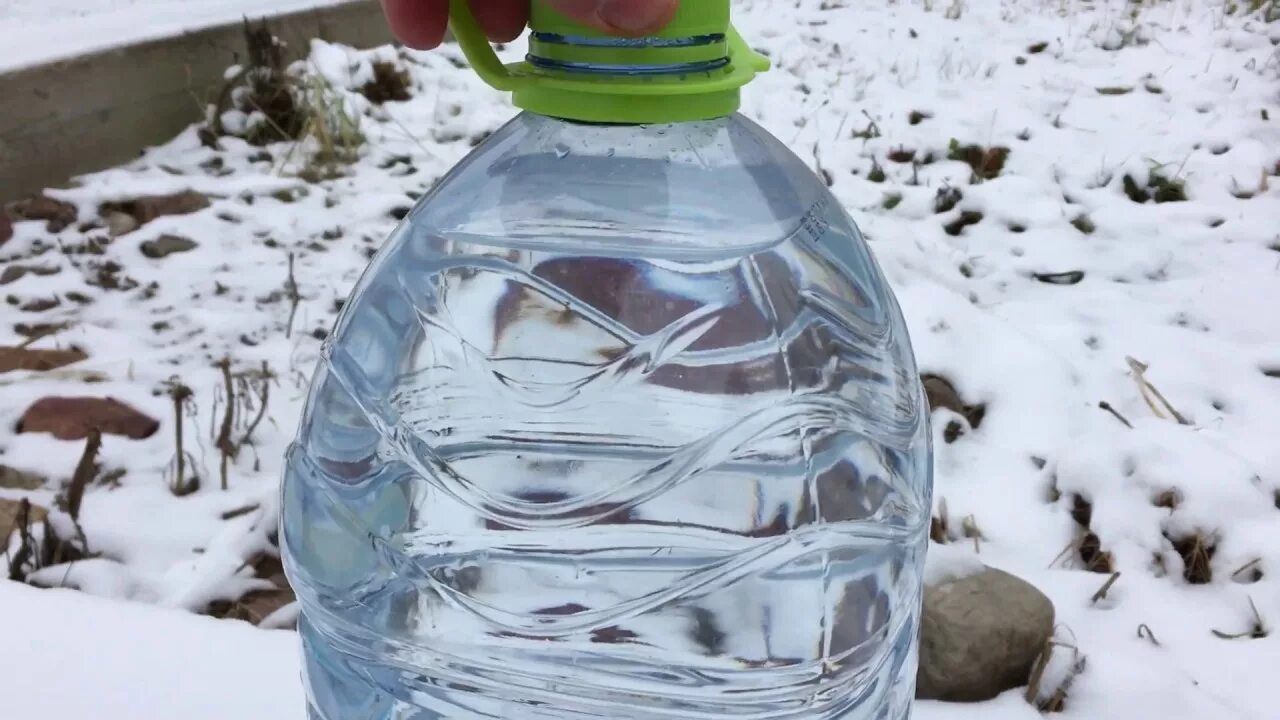 Замерзла вода в бутылке. Переохлажденная вода. Мгновенное замерзание воды. Сверхохлажденная вода. Замерзание переохлажденной воды в бутылке.