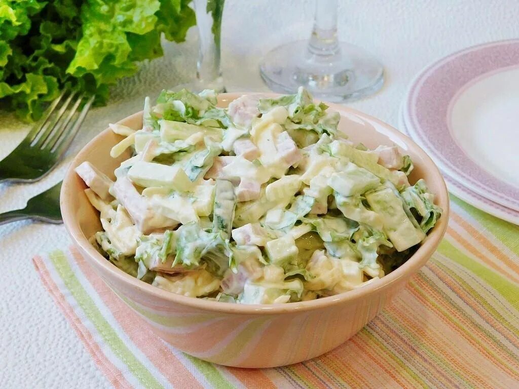 Салат с ветчиной кукурузой и огурцом. Салат с ветчиной и огурцом. Салат с ветчиной и сыром. Салат нежность. Салат с майонезом.