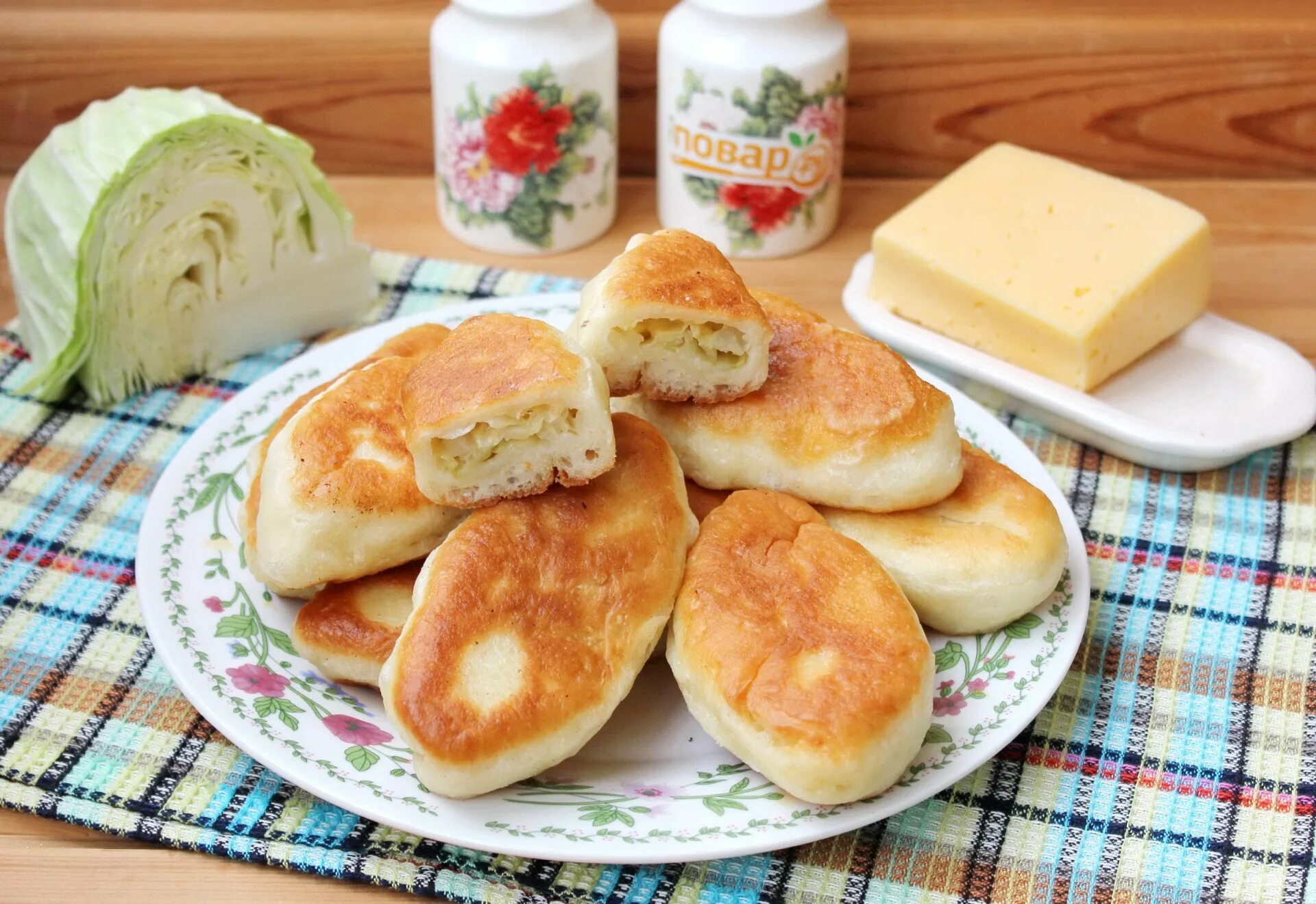 Как сделать пирожок с сыром. Пирожки с сыром. жареные пирожки с сыром. пирожки с капустой жареные. жареные пирожки с сыром из дрожжевого теста.