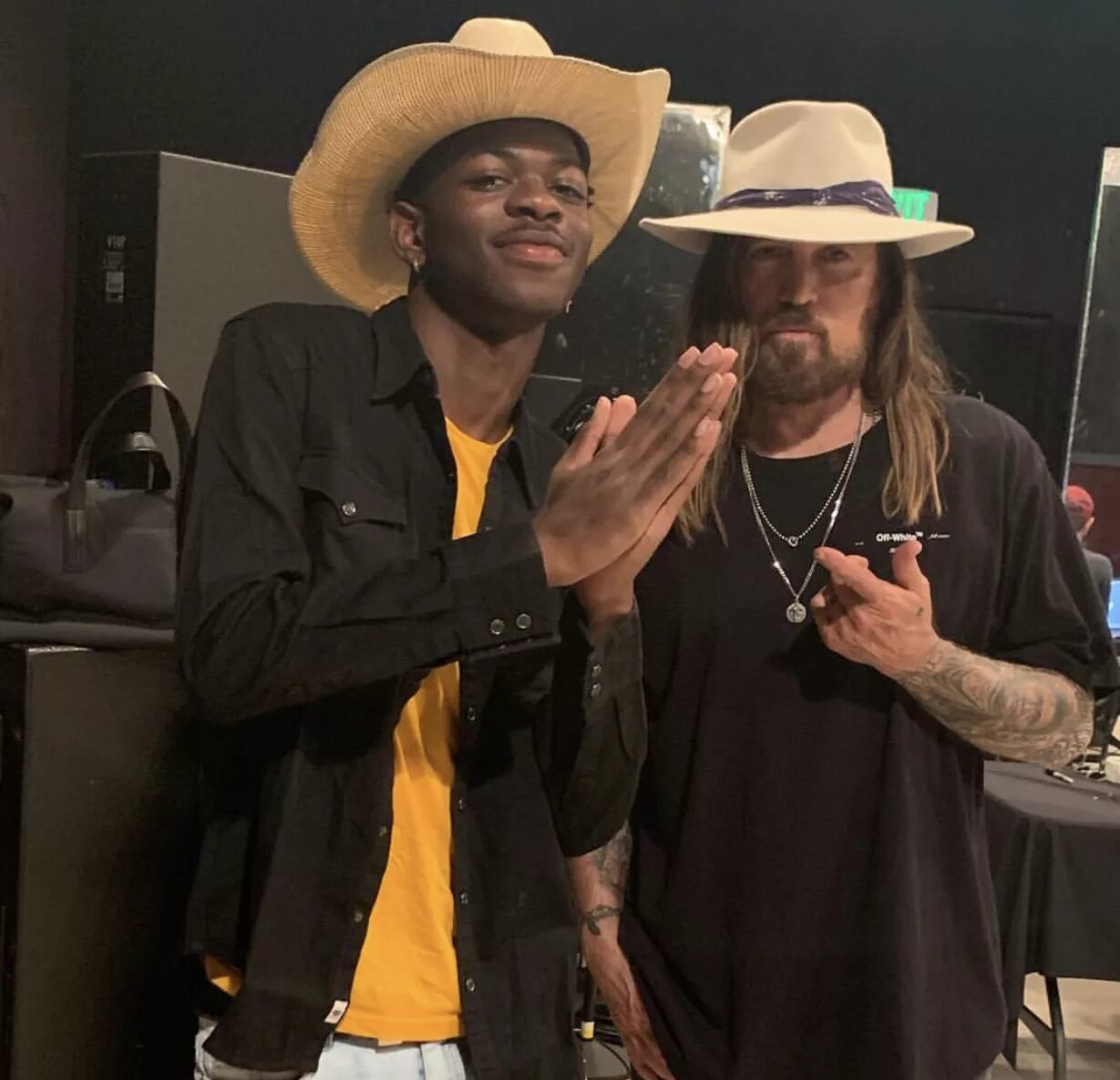 Billy cyrus old town. Lil nas x Billy ray Cyrus old Town Road. Lil nas x и Billy Cyrus в old Town. Лил нас Олд Таун роад.