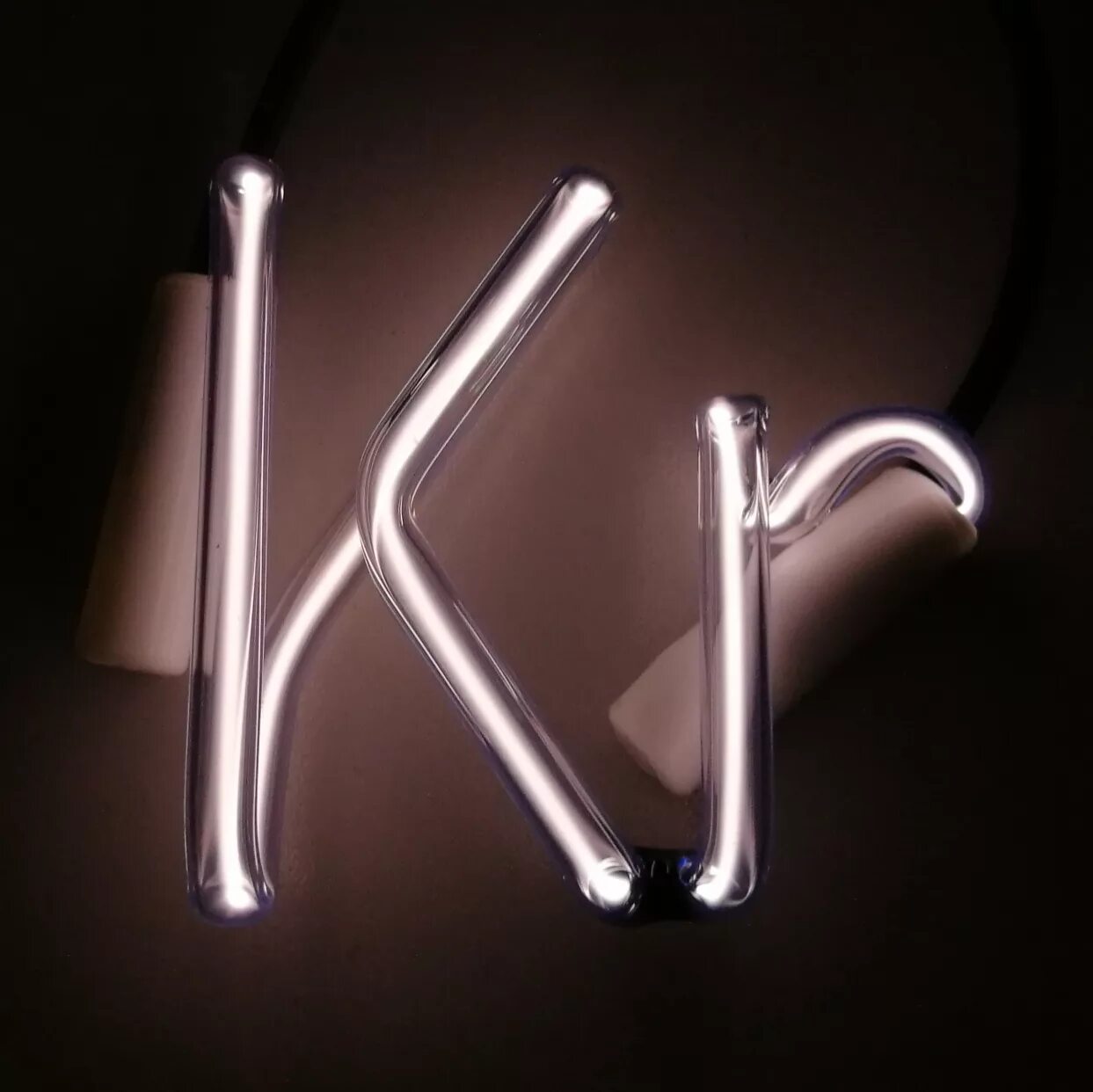 Криптон символ элемента. Криптон инертный газ. криптон химический элемент. криптон химия элемент. 36 криптон.