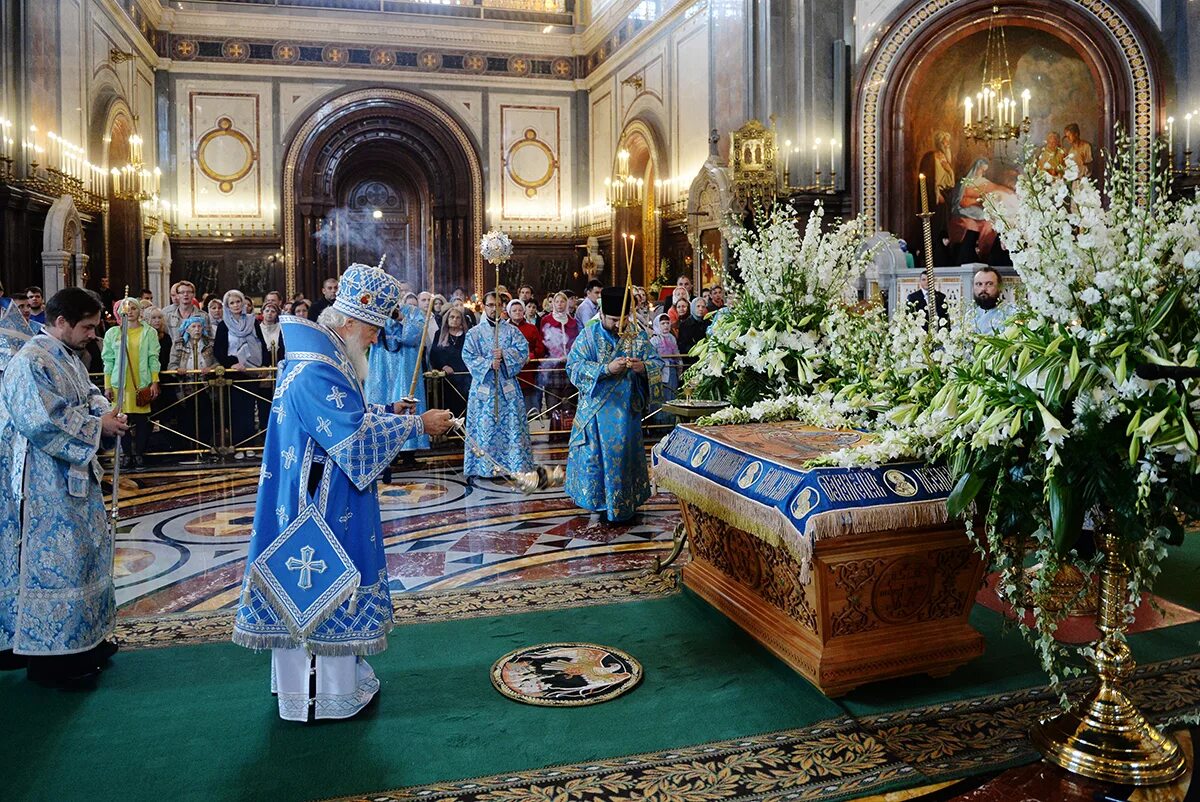 Торжество православия цвет облачения. Успение Пресвятой Богородицы храм Христа Спасителя. Успение Пресвятой Богородицы ХХС. Храм Христа Спасителя риза Богородицы.