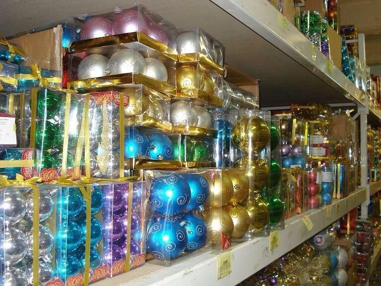 Выкладка товра в магазине светофор. Упаковка в логистике складирования. Новогодние украшения садовод. Рыбный склад. Магазин новогодних игрушек.