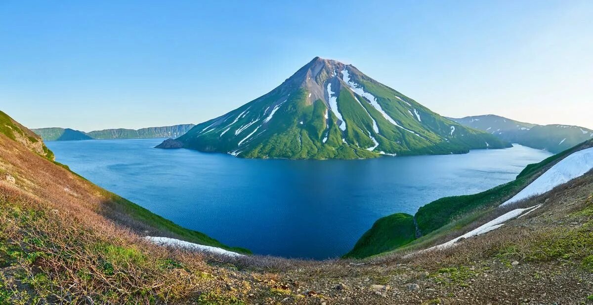 Парамушир. Озеро зеркальное парамушир. вулкан креницына, курильские острова. камчатка парамушир. парамушир вулкан.