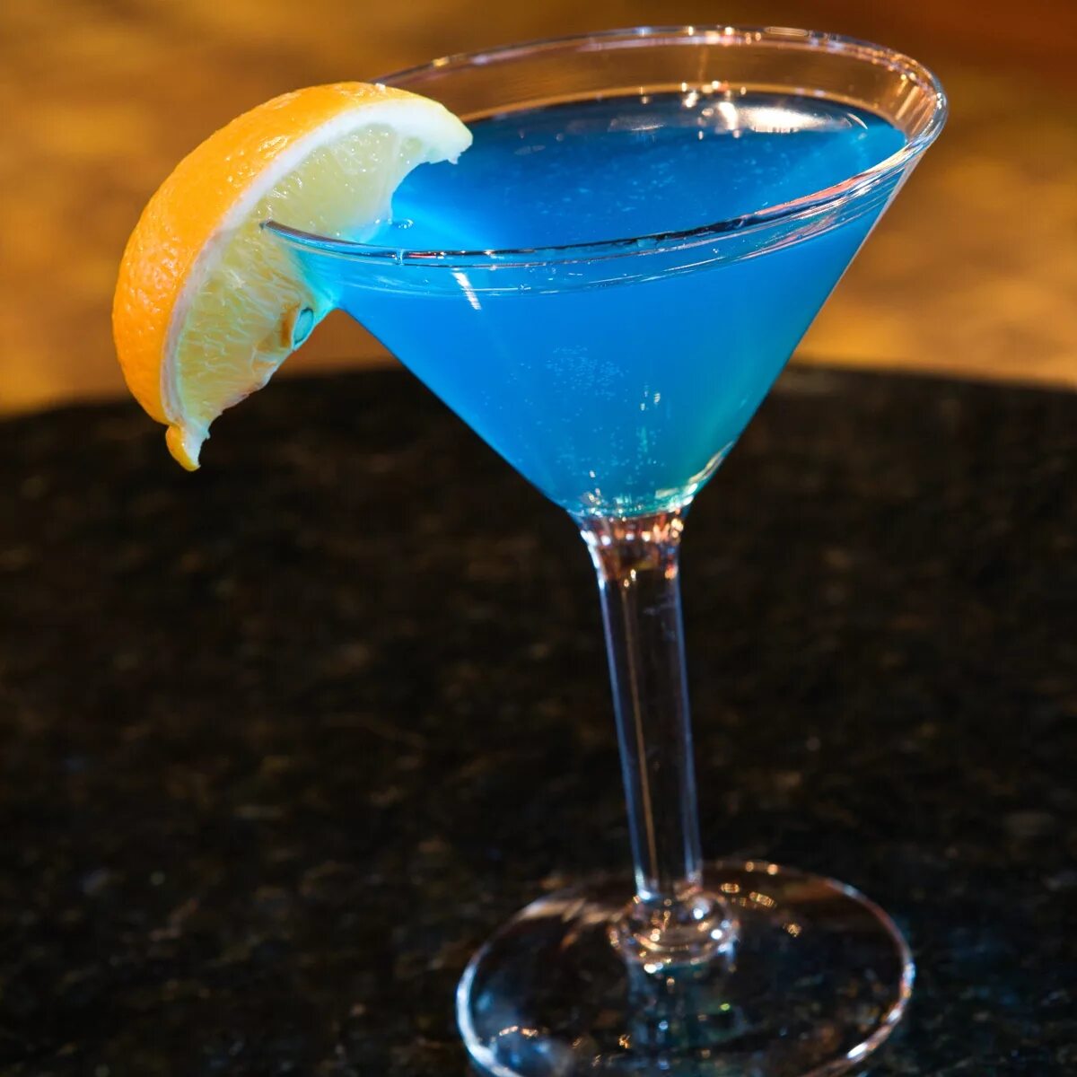Кюрасао ликер коктейли. Напиток Blue Curacao. Blue Curacao коктейль. Синий ликер Блю Кюрасао коктейли. Малибу Блю коктейль.